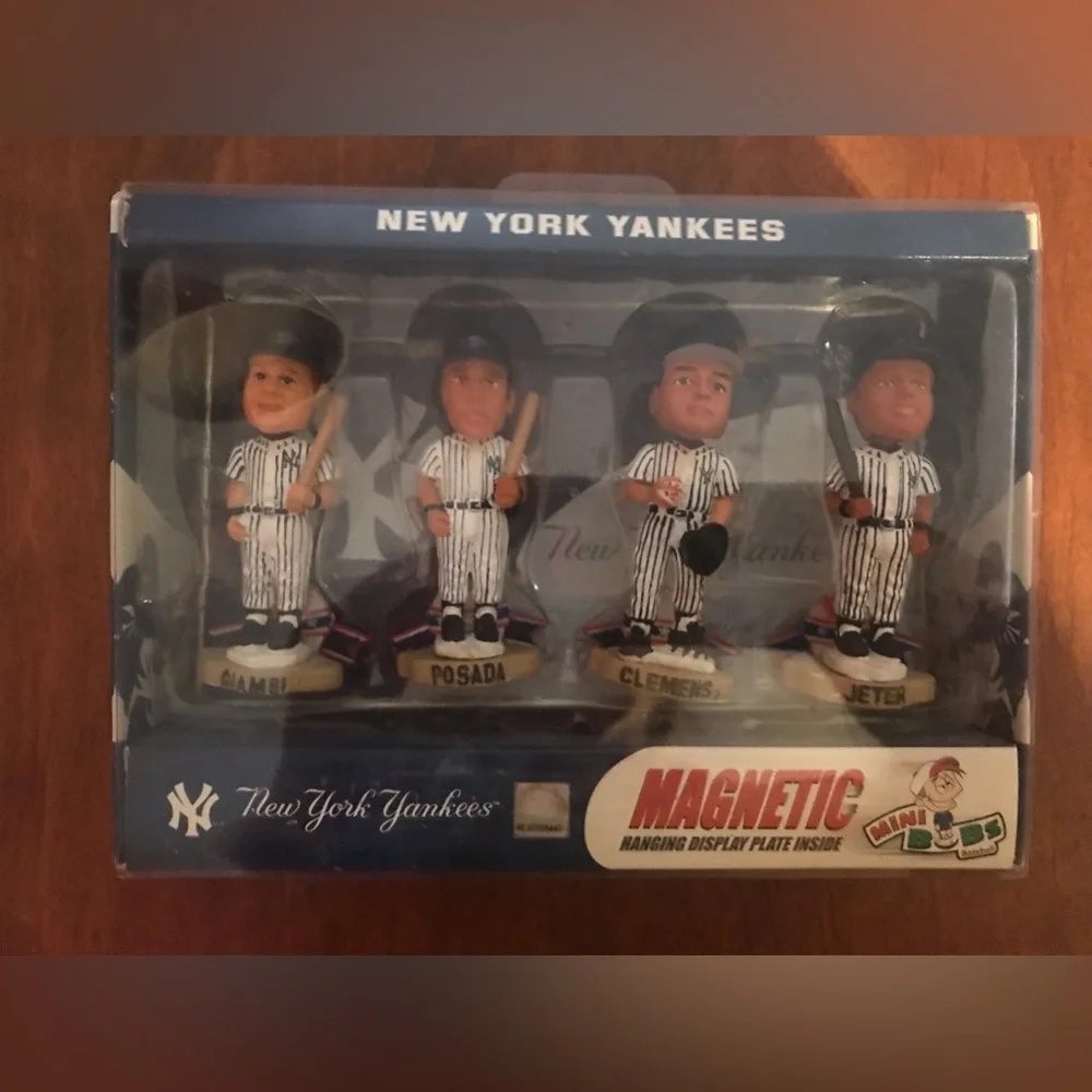 MLB New York Yankee MINI BOBS Forever Bobble Magnetic Display W/ Hanging Plate